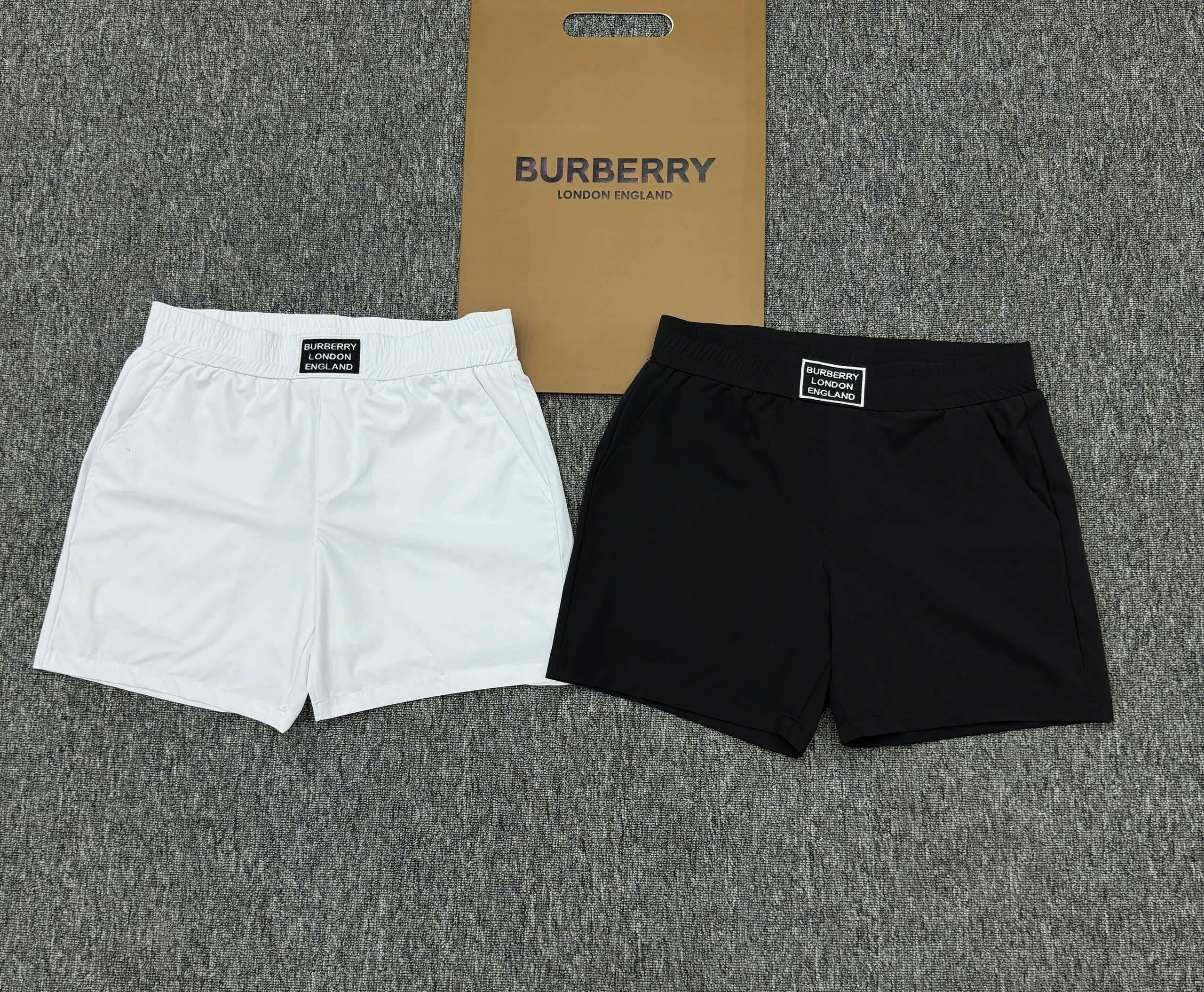 Quần short gió Burberry BBR trơn logo tag vuông thêu cạp Like Auth 1-1 on web MK